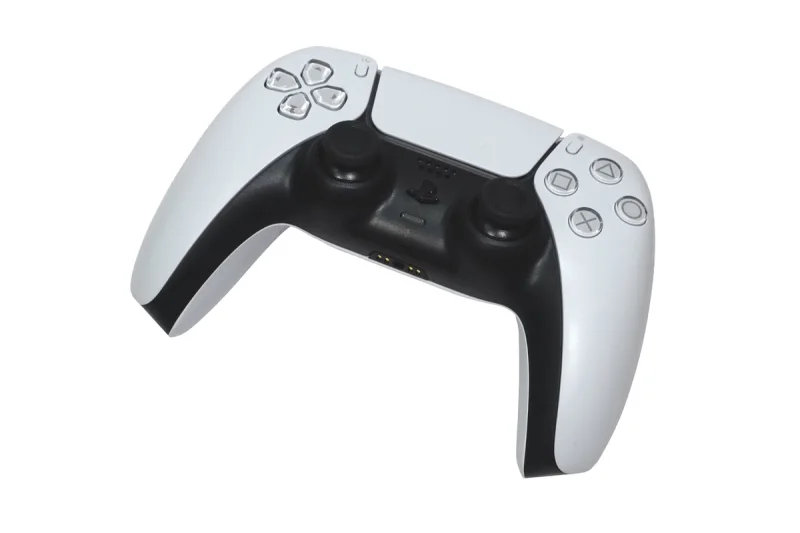 Mando DualSense blanco y negro de PlayStation 5 visto en tres cuartos