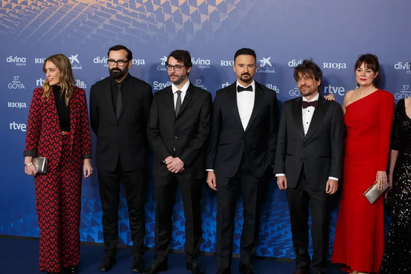 Oriol Paulo, segundo por la derecha, junto a otros asistentes a los Premios Goya de 2023